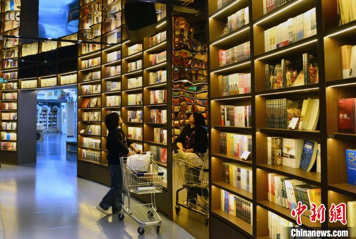 圖為市民在福州安泰新華書店購書?！埍?攝
