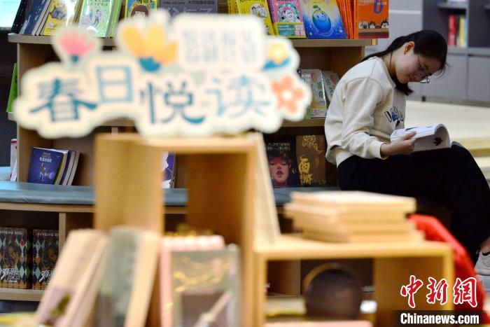 圖為市民在福州安泰新華書店閱讀。　張斌 攝