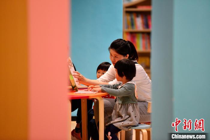 圖為家長帶著小孩在福州安泰新華書店閱讀。　張斌 攝
