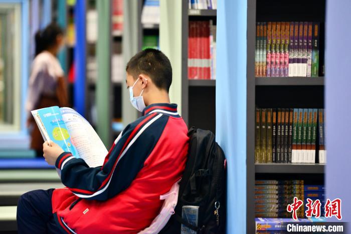 圖為市民在福州安泰新華書店閱讀。　張斌 攝