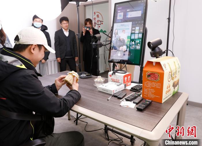 體驗(yàn)農(nóng)村電商?！畹?攝