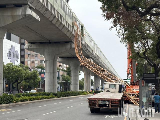 臺(tái)中興富發(fā)“文心愛(ài)悅”建案10天中午發(fā)生嚴(yán)重工安意外，31樓頂樓高塔吊吊臂拆除過(guò)程竟斷裂，直接砸向一旁的臺(tái)中捷運(yùn)車(chē)廂。（圖源：臺(tái)灣“聯(lián)合新聞網(wǎng)”）
