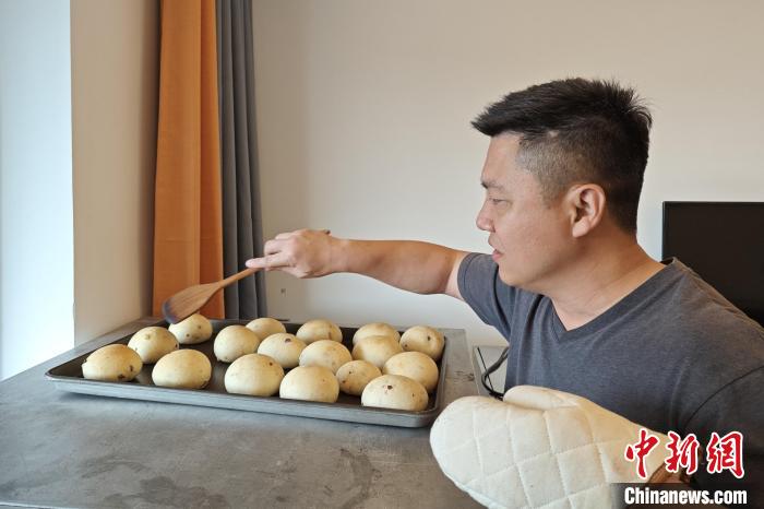 高睿旸最近迷上了制作老面丸面包。　吳冠標(biāo) 攝