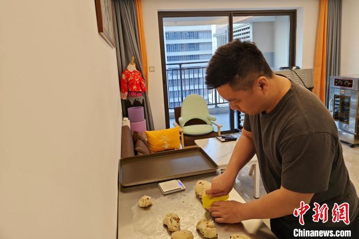高睿旸最近迷上了制作老面丸面包?！枪跇?biāo) 攝