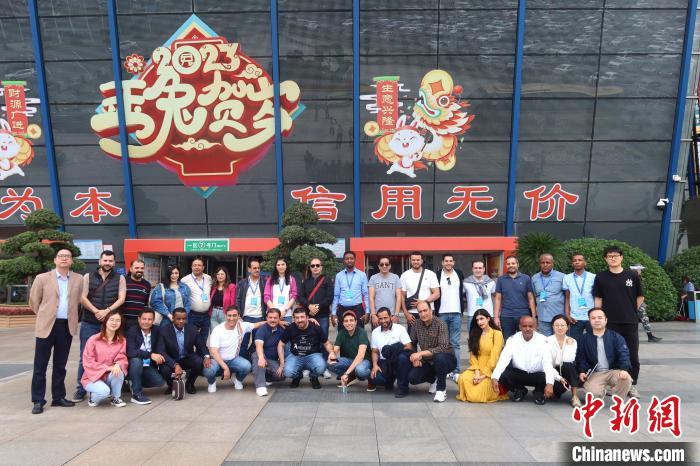 研修班學員走訪義烏國際商貿城?！《做?攝