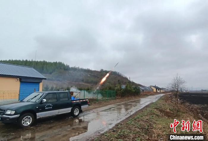 工作人員發(fā)射地面增雨火箭?！〖质∪斯び绊懱鞖廪k公室供圖