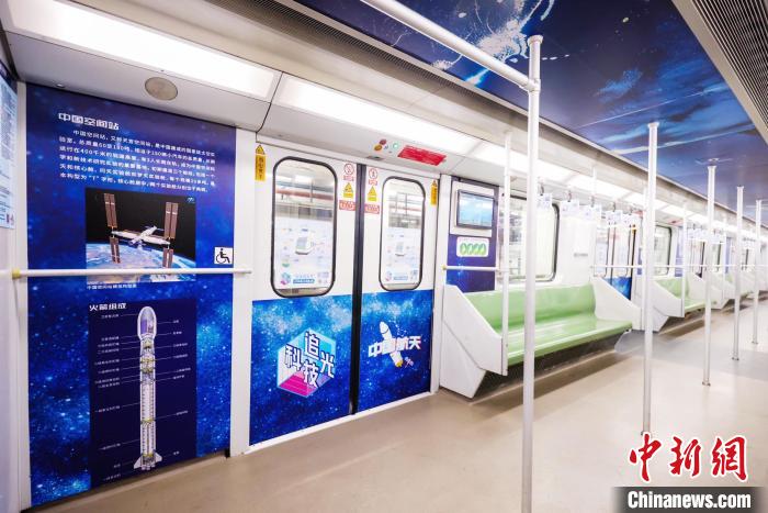 5月13日，上?！翱萍甲饭馓枴敝黝}列車亮相 上?？破盏罔F行活動主辦方 供圖