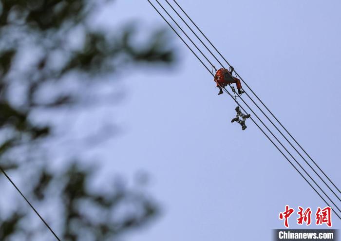 電力員工正在高空中作業(yè)。　國網(wǎng)山西省電力公司供圖
