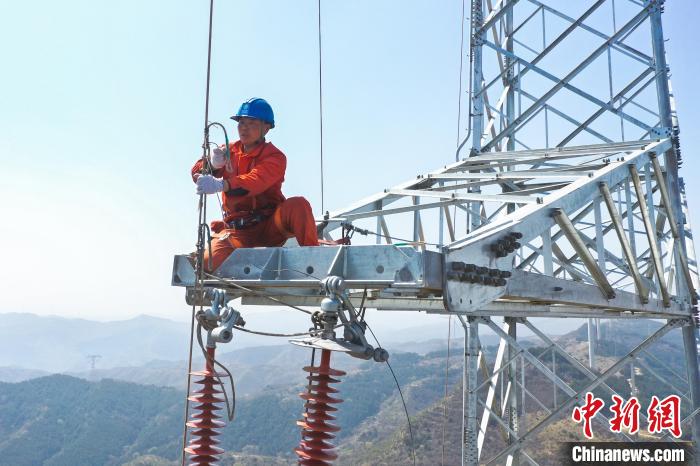 電力員工正在高空中作業(yè)?！W(wǎng)山西省電力公司供圖