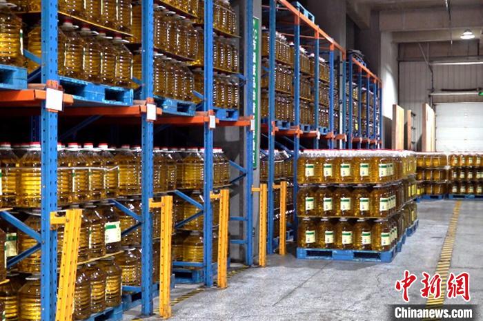 圖為西安愛菊糧油工業(yè)集團(tuán)油脂倉儲車間?！∶疯O瀧 攝
