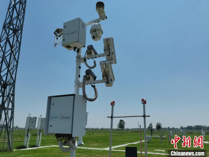 壽縣國家氣候觀象臺內(nèi)各種觀測設(shè)備。　吳然 攝