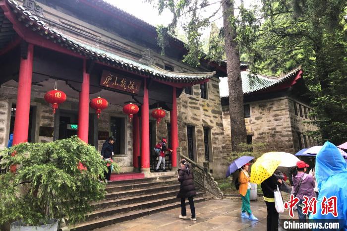 圖為在廬山抗戰(zhàn)博物館外，有不少等待參觀的游客。　吳鵬泉 攝