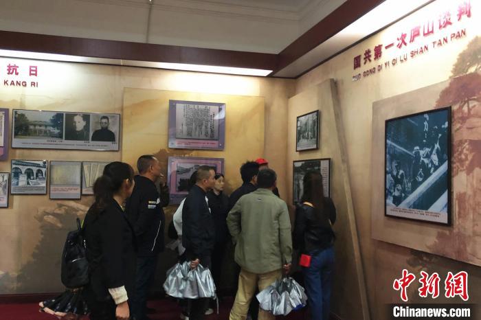 圖為游客在廬山抗戰(zhàn)博物館內(nèi)參觀?！蛆i泉 攝