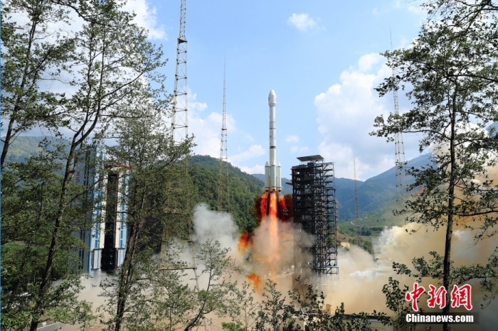 5月17日10時(shí)49分，我國在西昌衛(wèi)星發(fā)射中心用長(zhǎng)征三號(hào)乙運(yùn)載火箭，成功發(fā)射第五十六顆北斗導(dǎo)航衛(wèi)星。該衛(wèi)星屬地球靜止軌道衛(wèi)星，是我國北斗三號(hào)工程的首顆備份衛(wèi)星。入軌并完成在軌測(cè)試后，將接入北斗衛(wèi)星導(dǎo)航系統(tǒng)。此次發(fā)射是北斗三號(hào)工程高密度組網(wǎng)之后，時(shí)隔3年的首發(fā)任務(wù)。楊志遠(yuǎn) 攝
