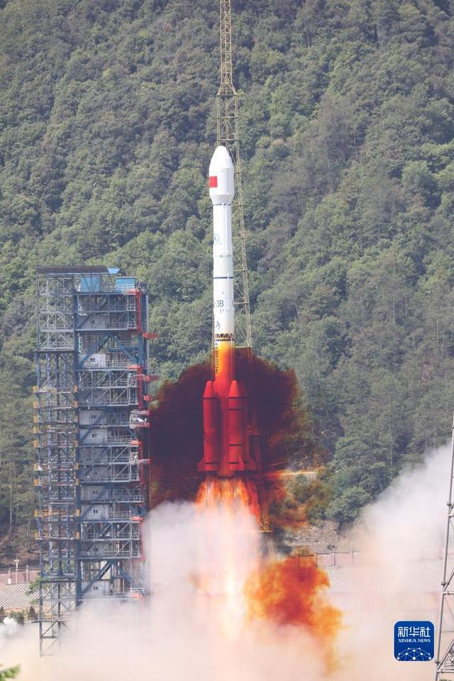 5月17日10時49分，我國在西昌衛(wèi)星發(fā)射中心用長征三號乙運載火箭，成功發(fā)射第56顆北斗導航衛(wèi)星。新華社發(fā)（朱磊 攝）