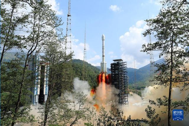 5月17日10時49分，我國在西昌衛(wèi)星發(fā)射中心用長征三號乙運載火箭，成功發(fā)射第56顆北斗導航衛(wèi)星。新華社發(fā)（楊志遠 攝）