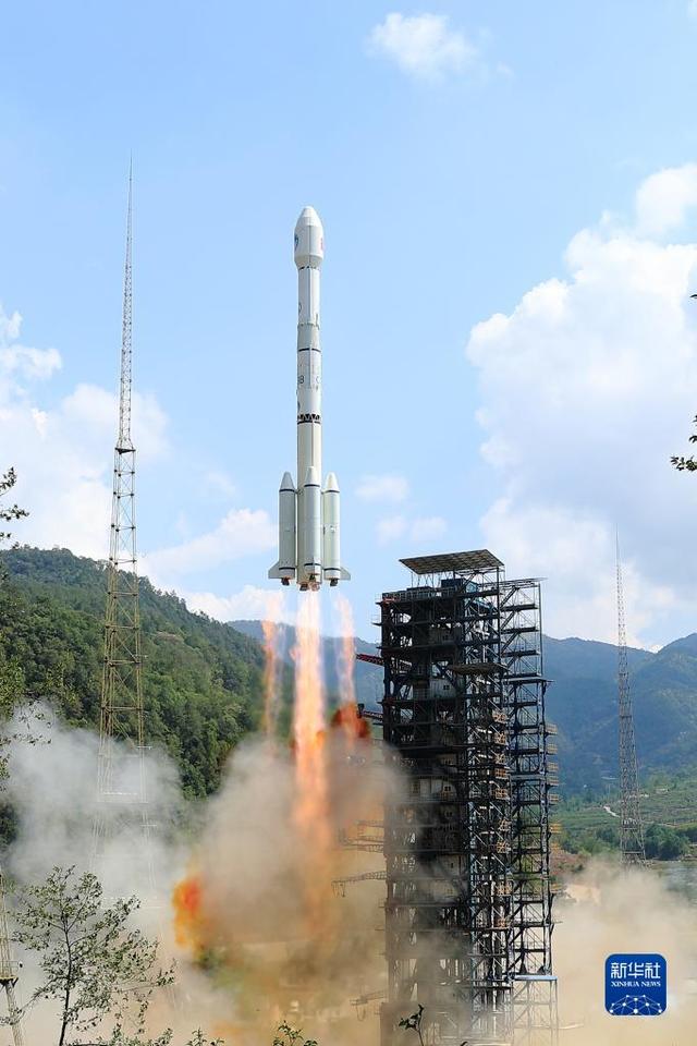 5月17日10時49分，我國在西昌衛(wèi)星發(fā)射中心用長征三號乙運載火箭，成功發(fā)射第56顆北斗導航衛(wèi)星。新華社發(fā)（楊志遠 攝）