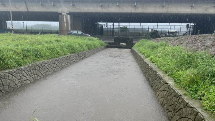 桃園市強(qiáng)降雨臺61線草漯路段淹水