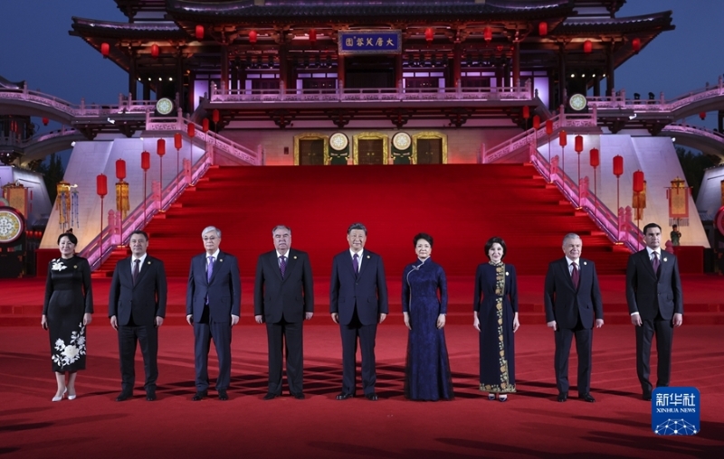 5月18日晚，國家主席習(xí)近平和夫人彭麗媛在陜西省西安市大唐芙蓉園為出席中國—中亞峰會(huì)的中亞國家元首夫婦舉行歡迎儀式和歡迎宴會(huì)。（圖源：新華網(wǎng)）