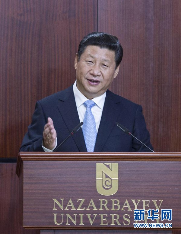 2013年9月7日，國(guó)家主席習(xí)近平在哈薩克斯坦納扎爾巴耶夫大學(xué)發(fā)表題為《弘揚(yáng)人民友誼 共創(chuàng)美好未來(lái)》的重要演講。(新華社記者 王曄 攝)