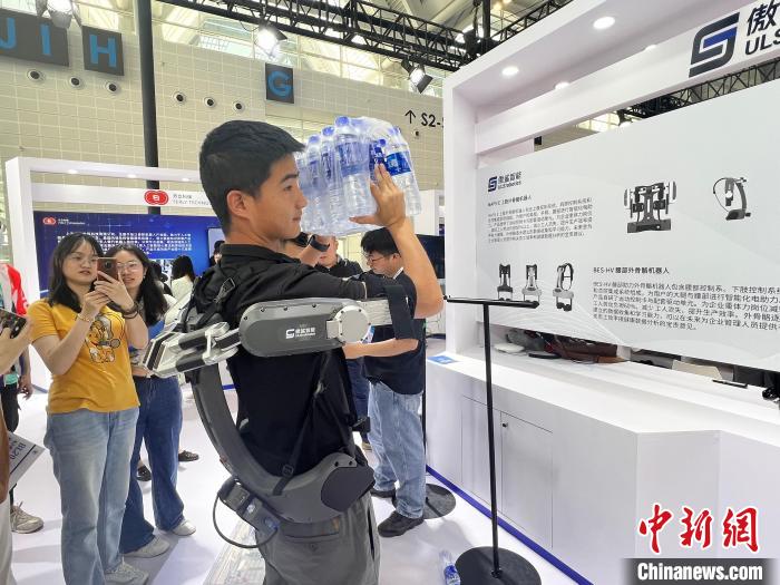 能舉重物、能做營銷、能送外賣……各類特色機(jī)器人亮相第七屆世界智能大會