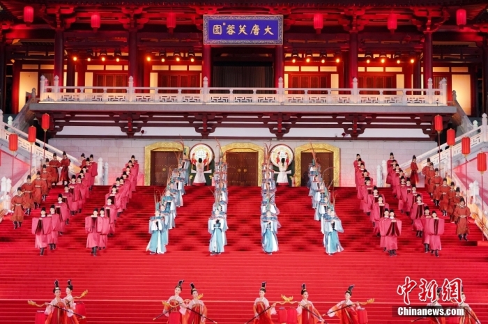 5月18日晚，演員在陜西省西安市大唐芙蓉園舉行的歡迎儀式上表演，迎接出席中國(guó)－中亞峰會(huì)的貴賓。<a target='_blank' href='/'>中新社</a>記者 毛建軍 攝