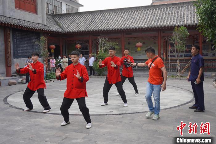 臺灣媒體人拍攝學(xué)員練習(xí)太極拳?！№n章云 攝