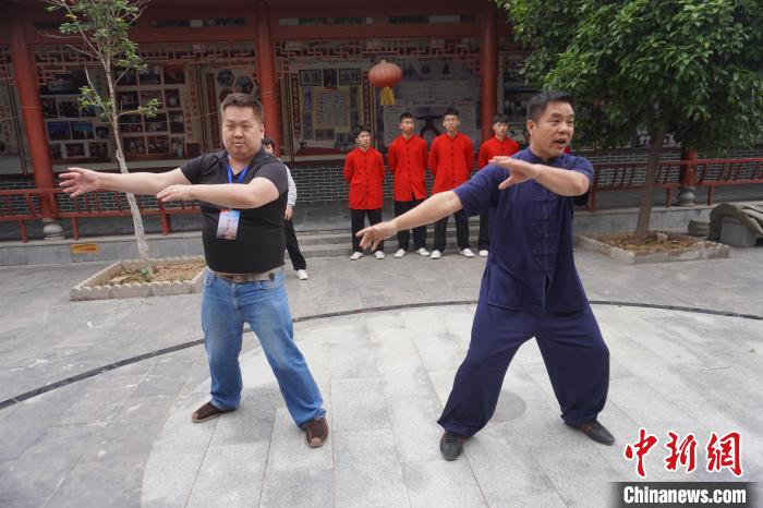 臺灣自媒體人(左)跟隨教練練習(xí)太極拳。　韓章云 攝