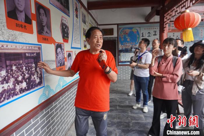朱天才向兩岸媒體介紹太極拳的發(fā)展歷程。　韓章云 攝