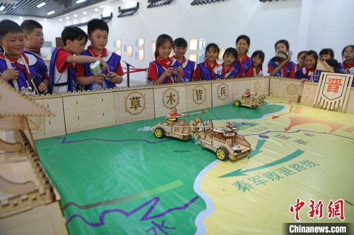 5月20日，淮南市鳳臺縣第四實(shí)驗(yàn)小學(xué)學(xué)生走進(jìn)淮南市水滴空間勞動教育科創(chuàng)基地，通過互動游戲?qū)W習(xí)歷史?！￡惐?攝