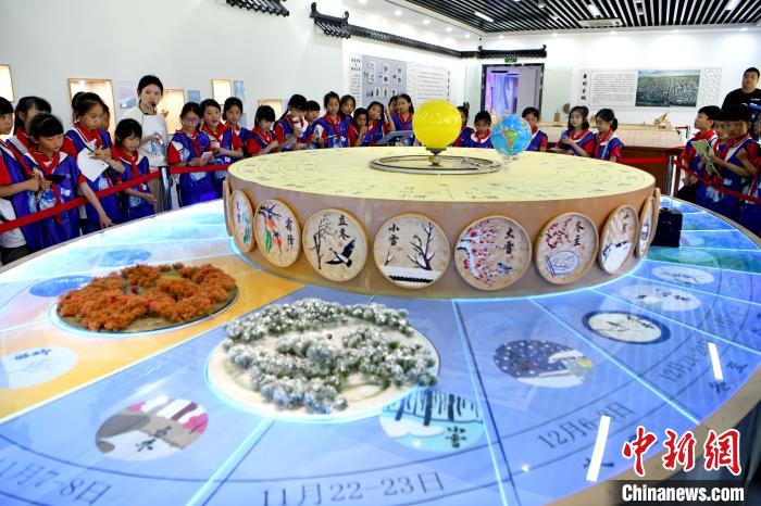 學(xué)生們走進(jìn)淮南市水滴空間勞動教育科創(chuàng)基地非遺館，學(xué)習(xí)24節(jié)氣知識?！￡惐?攝