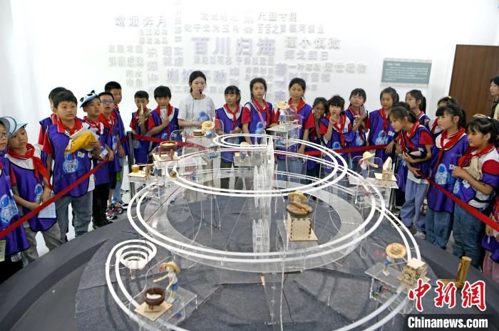 學(xué)生們走進(jìn)淮南市水滴空間勞動教育科創(chuàng)基地非遺館，通過模型了解淮南傳統(tǒng)豆腐制作技藝?！￡惐?攝