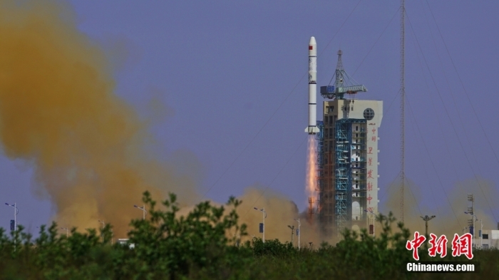 5月21日16時(shí)00分，我國(guó)在酒泉衛(wèi)星發(fā)射中心采用長(zhǎng)征二號(hào)丙運(yùn)載火箭，成功發(fā)射首顆內(nèi)地與澳門(mén)合作研制的空間科學(xué)衛(wèi)星“澳門(mén)科學(xué)一號(hào)”。該衛(wèi)星作為國(guó)際首顆低緯度地磁場(chǎng)與空間環(huán)境的科學(xué)探測(cè)衛(wèi)星，國(guó)內(nèi)地球磁場(chǎng)探測(cè)精度最高的衛(wèi)星，將顯著提高我國(guó)空間磁測(cè)技術(shù)水平。 
此次任務(wù)是長(zhǎng)征系列運(yùn)載火箭第474次發(fā)射。王衡 攝