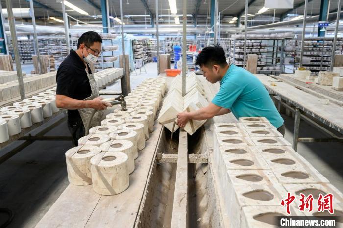劉上輝正和工人趕制一批銷往俄羅斯、土耳其等國(guó)家的手工陶瓷產(chǎn)品?！№f亮 攝