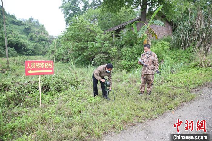 圖為宜州區(qū)在洪水防御和防汛搶險(xiǎn)應(yīng)急演練過程中，通過手搖式報(bào)警器預(yù)警方式，提醒民眾轉(zhuǎn)移?！±钌骄?攝