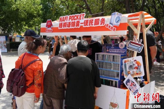 “梧桐語”小型城市客廳作為公益場所，還提供手機(jī)維修、洗衣洗鞋等便民服務(wù)。　朱宇恒 攝