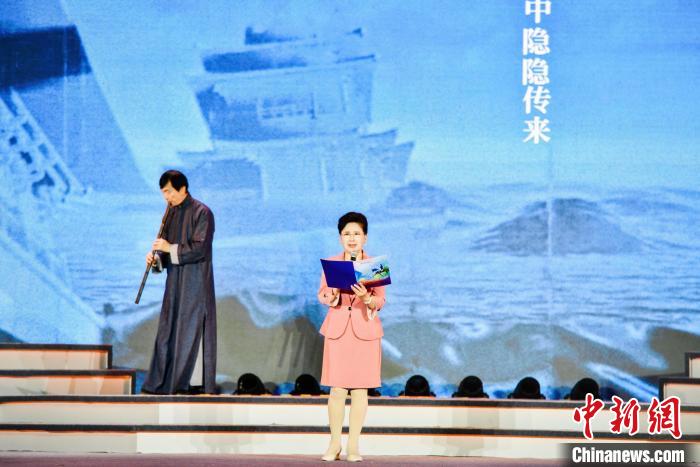 詩歌朗誦現(xiàn)場。　桐廬宣傳部 供圖