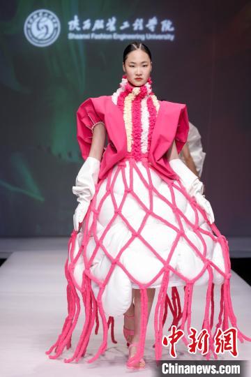 以“遺·跡” 為主題的“陜西非遺文化”專題服裝展演作品驚艷2023中國(guó)國(guó)際大學(xué)生時(shí)裝周?！≈袊?guó)國(guó)際大學(xué)生時(shí)裝周組委會(huì) 攝