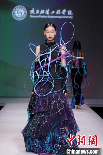以“遺·跡” 為主題的“陜西非遺文化”專題服裝展演作品驚艷2023中國(guó)國(guó)際大學(xué)生時(shí)裝周?！≈袊?guó)國(guó)際大學(xué)生時(shí)裝周組委會(huì) 攝