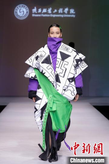 以“遺·跡” 為主題的“陜西非遺文化”專題服裝展演作品驚艷2023中國(guó)國(guó)際大學(xué)生時(shí)裝周?！≈袊?guó)國(guó)際大學(xué)生時(shí)裝周組委會(huì) 攝