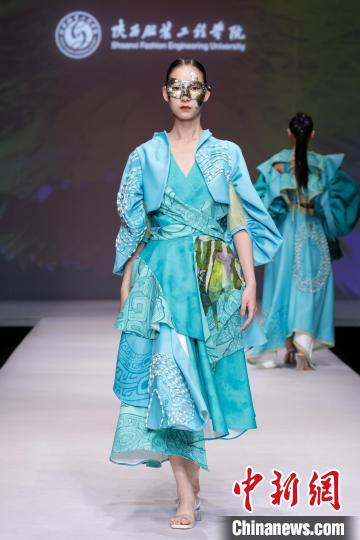 以“遺·跡” 為主題的“陜西非遺文化”專題服裝展演作品驚艷2023中國(guó)國(guó)際大學(xué)生時(shí)裝周。　中國(guó)國(guó)際大學(xué)生時(shí)裝周組委會(huì) 攝