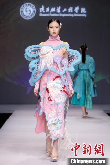 以“遺·跡” 為主題的“陜西非遺文化”專題服裝展演作品驚艷2023中國(guó)國(guó)際大學(xué)生時(shí)裝周?！≈袊?guó)國(guó)際大學(xué)生時(shí)裝周組委會(huì) 攝