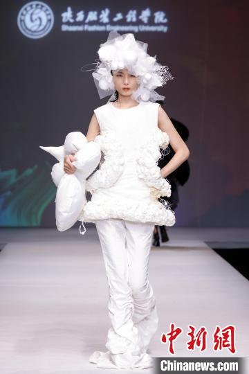 以“遺·跡” 為主題的“陜西非遺文化”專題服裝展演作品驚艷2023中國(guó)國(guó)際大學(xué)生時(shí)裝周?！≈袊?guó)國(guó)際大學(xué)生時(shí)裝周組委會(huì) 攝