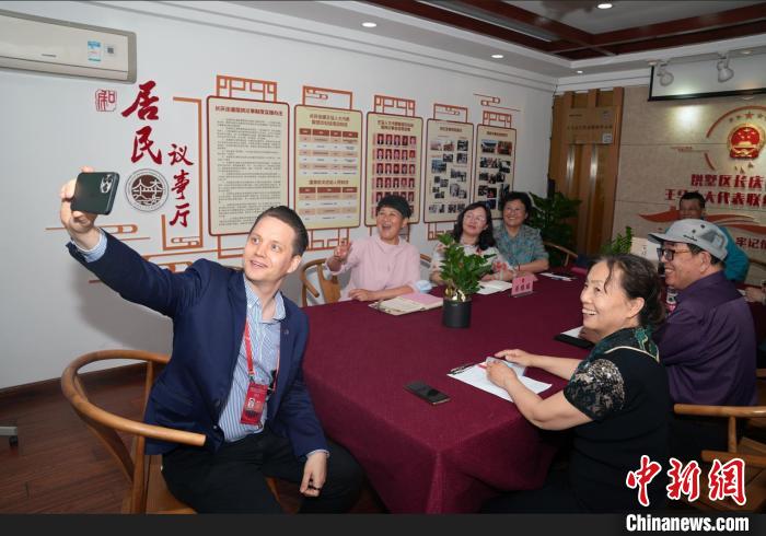 外籍人士體驗基層協(xié)商民主?！⊥垒W欽 攝