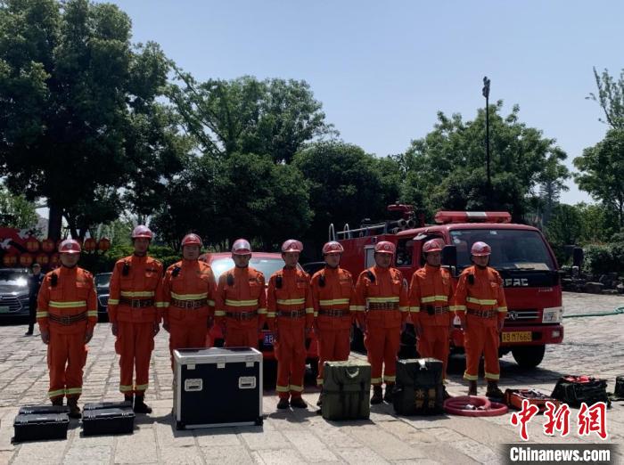 惠山古鎮(zhèn)歷史文化街區(qū)配備了專業(yè)消防人員?！O權(quán) 攝