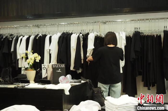 羅丹在村里的服裝店?！∏f源供圖