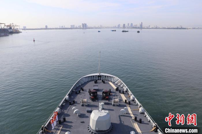圖為戚繼光艦抵達(dá)越南進(jìn)行友好訪問?！±杳饔?攝