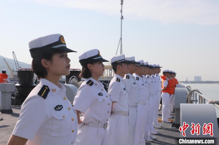 圖為海軍官兵分區(qū)列隊(duì)?！珓P淳 攝