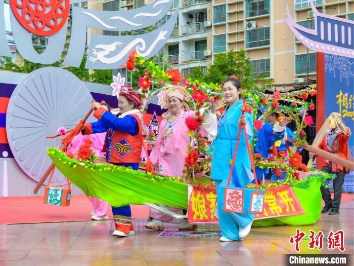 綏寧特色歌舞節(jié)目上演，展現(xiàn)“娘家彩船門(mén)常開(kāi)”?！「毒窜?攝