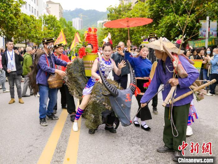 四月八姑娘節(jié)活動(dòng)有著濃郁的民族風(fēng)情?！〗棇幮麄鞑?供圖